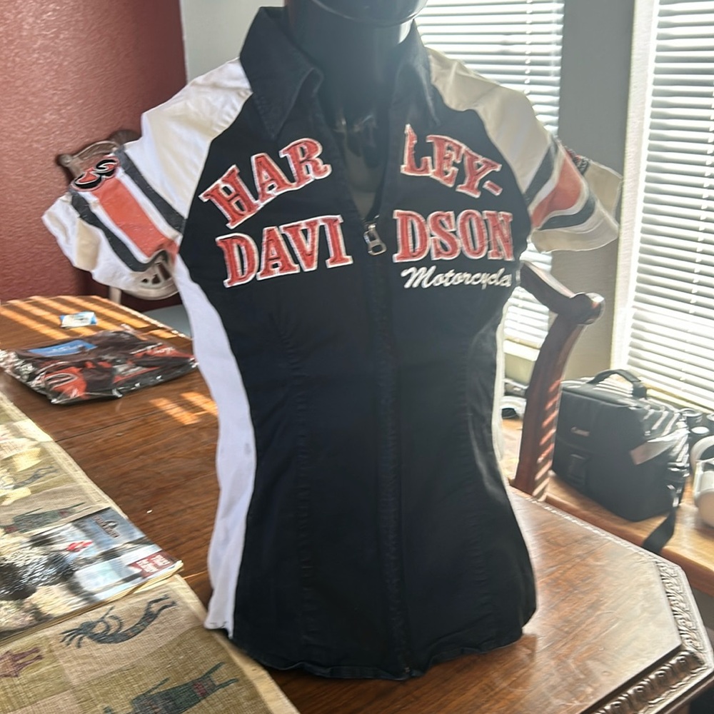 Super cute Harley Davidson shirt zips up the front sturdy. It’s a size medium.